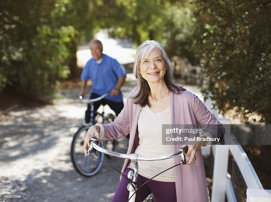 "mais casal andando de bicicletas"