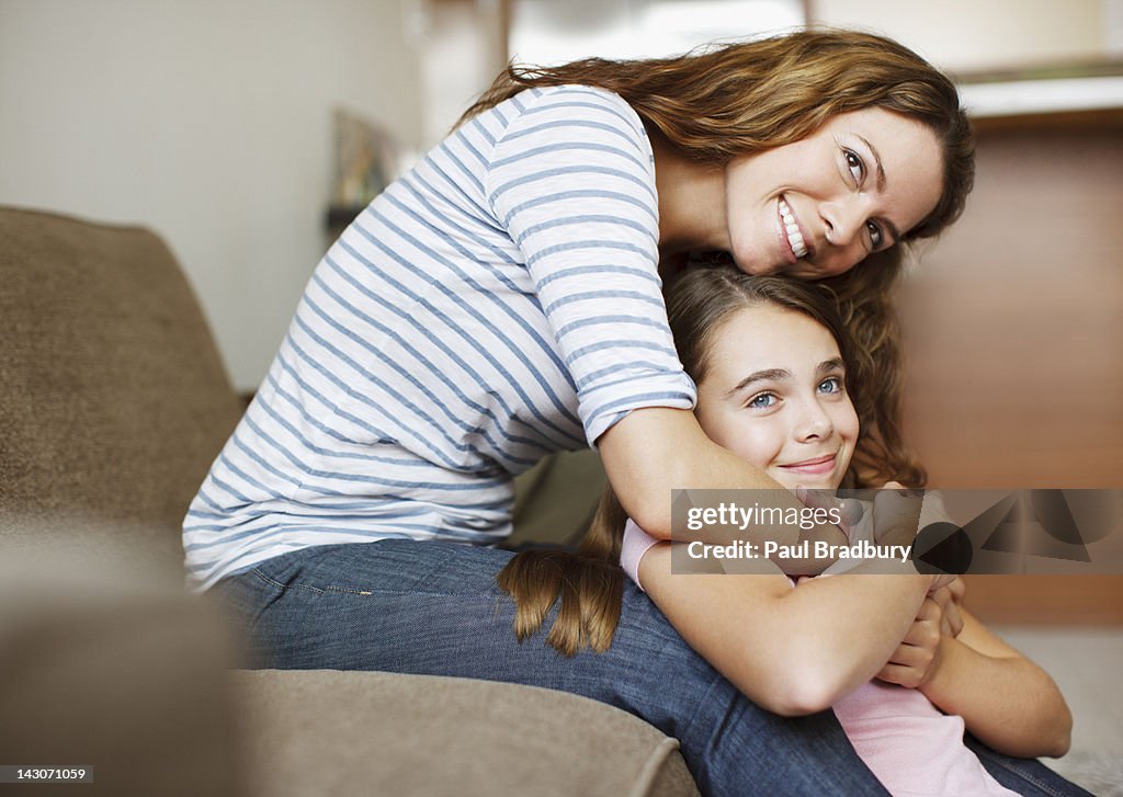 Mãe e filha abraçando no interior