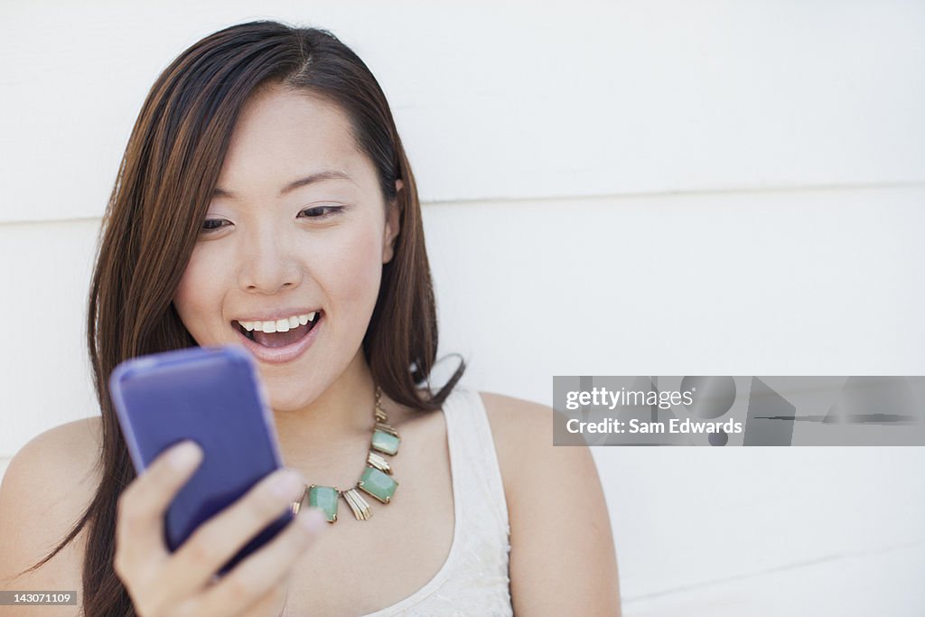 携帯電話を屋外で使っている女性