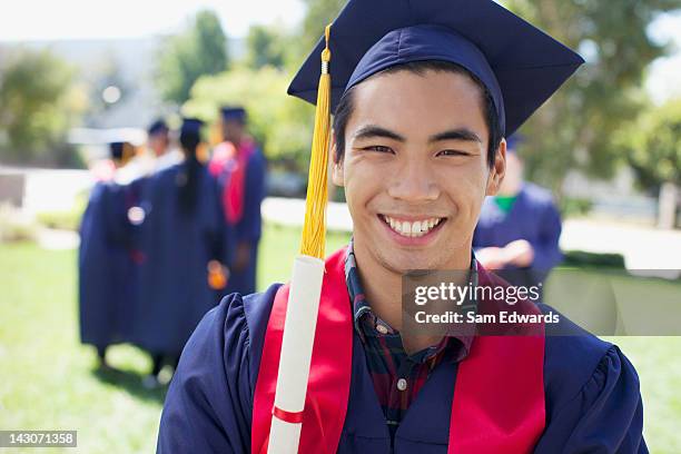 graduate sonriendo al aire libre - california institution for men fotografías e imágenes de stock
