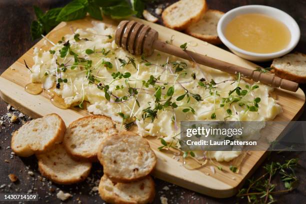 la tabla de charcutería de mantequilla viral con miel orgánica - spread food fotografías e imágenes de stock