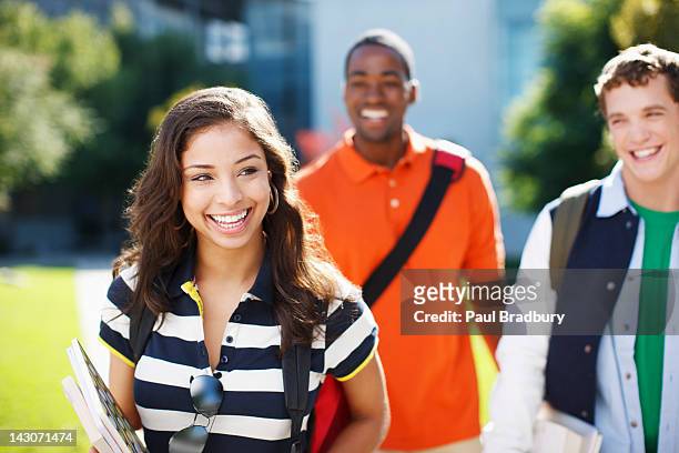 ritratto di un sorridente studenti a piedi all'aperto - university of california foto e immagini stock
