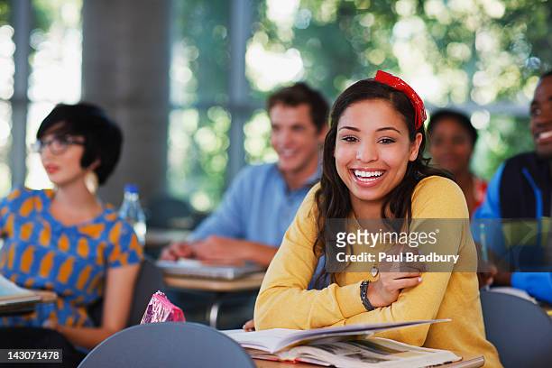 estudiante sonriente en el escritorio en montaje tipo aula - filipino ethnicity and female not male fotografías e imágenes de stock