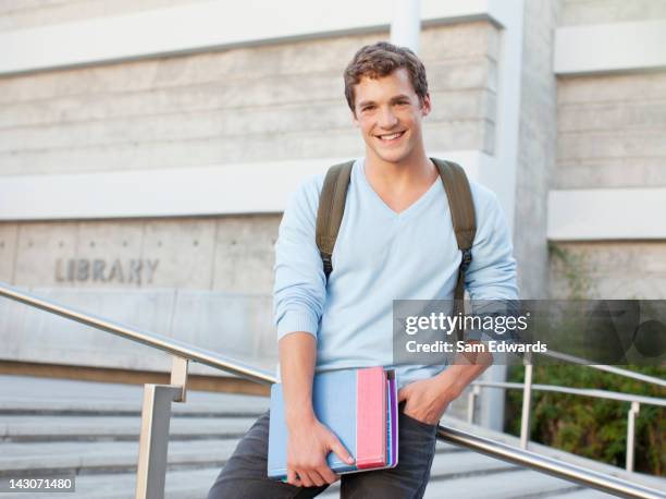 student standing on steps outdoors - lichaamshouding stockfoto's en -beelden