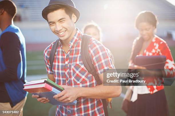 estudante carregando livros ao ar livre - etnias asiáticas e indias - fotografias e filmes do acervo