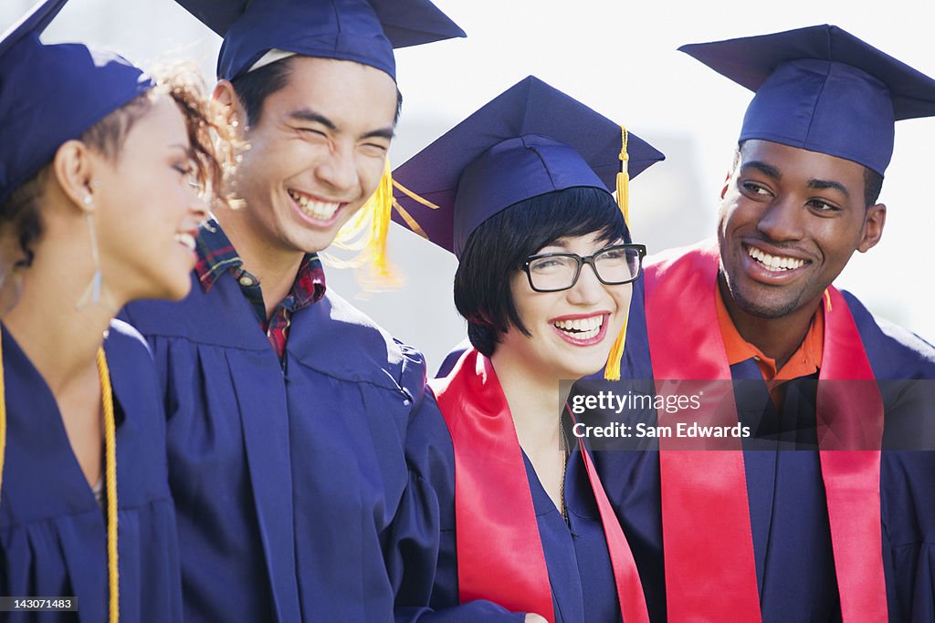 Laureati sorridente in piedi insieme