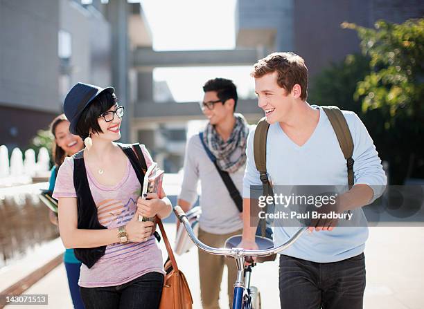 alunos caminhando juntos ao ar livre - university of california - fotografias e filmes do acervo