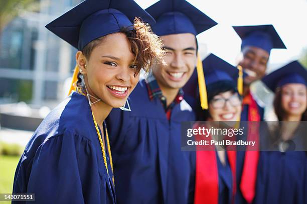 lächelnde junge stehend zusammen im freien - graduation group stock-fotos und bilder