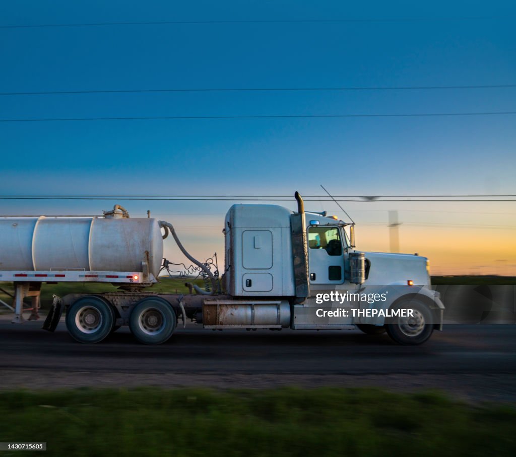 Semirremolque que transporta productos químicos / propano en Nuevo México, EE. UU.