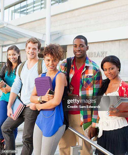 gli studenti in piedi insieme all'aperto - gruppo di studenti campus foto e immagini stock