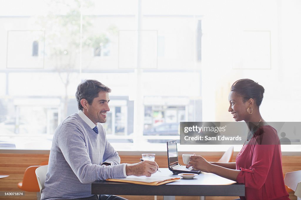 Pessoas de negócios, trabalhando no Café