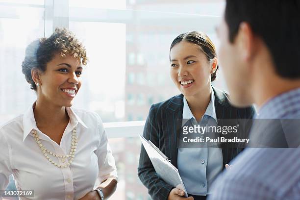 uomini d'affari a parlare in ufficio - business meeting foto e immagini stock