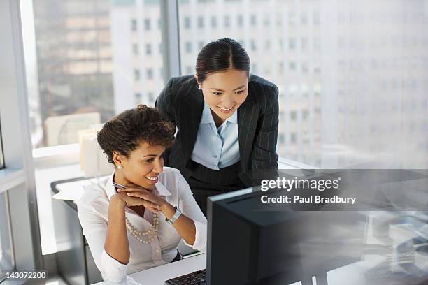 businesswomen オフィスで働く - ビジネスフォーマル ストックフォトと画像