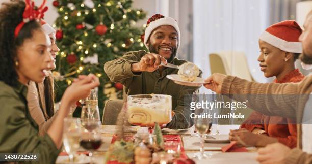 weihnachtsfeier, dessert und menschen, die an einem esstisch essen, für liebe, glück und urlaub. glückliche familie oder freundesgruppe teilen kuchen, essen und wein bei einem partytreffen und abendessen zu hause - black family reunion stock-fotos und bilder