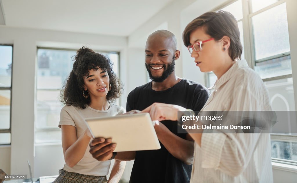 Travail d’équipe, collaboration et gens d’affaires travaillant sur une tablette numérique au bureau, partageant l’objectif et la vision. Diversité, innovation et planification d’équipe créative et discuter de la stratégie pour le projet en li