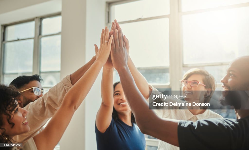 High Five, Teamunterstützung und Meeting für Teambuilding im Büro, Motivation für kreative Partnerschaft und Kooperationserfolg bei Startup-Unternehmen. Geschäftsmitarbeiter feiern Arbeitsmissionsstrategie