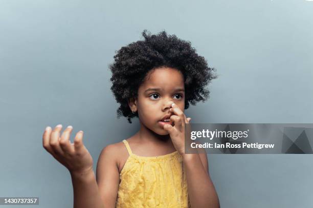 toddler picking their nose - picarse la nariz fotografías e imágenes de stock