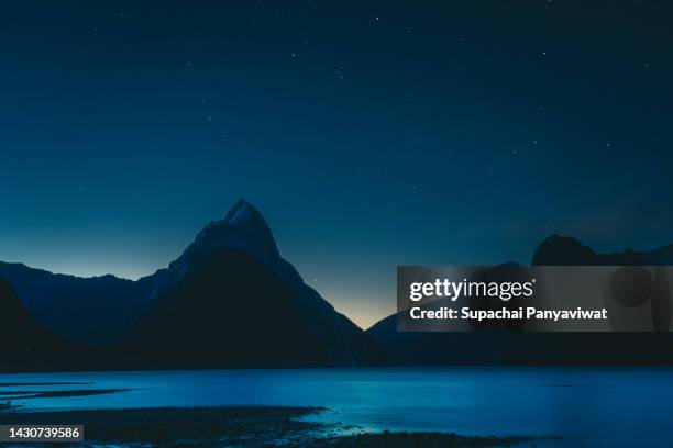 milford sound in sunset, twilight time, long exposure, south island new zealand - fiordland national park stock pictures, royalty-free photos & images