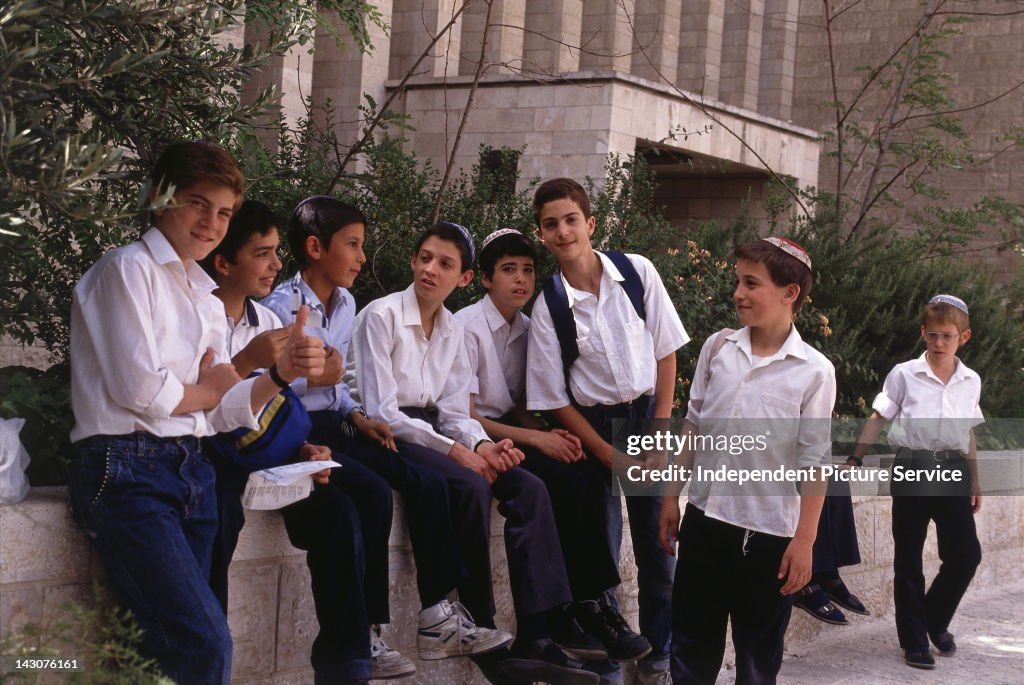 Group of students outside the Great Synagogue of Jerusalem