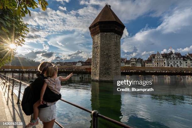 mutter und kleinkind-tochter mit blick auf die kapellbrücke in luzern, den schweizer stadtteil downton und die reuss - kapellbrücke stock-fotos und bilder