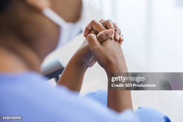 見覚えのない人が手を握りしめる - 祈る 手 ストックフォトと画像