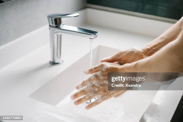 homme se lavant les mains dans la salle de bain - washing hands photos et images de collection