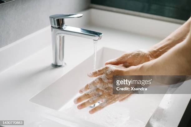 man washing hands in the bathroom - hand washing 個照片及圖片檔