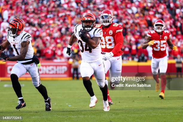 Samaje Perine of the Cincinnati Bengals carries the ball during the AFC Championship Game against the Kansas City Chiefs at GEHA Field at Arrowhead...