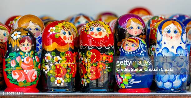 multicolored  matryoshka - russian traditional nesting dolls in yerevan - poupée russes photos et images de collection