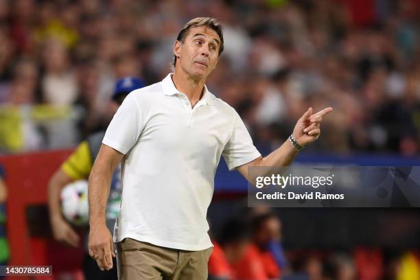 Julen Lopetegui, Head Coach of Sevilla FC reacts during the UEFA Champions League group G match between Sevilla FC and Borussia Dortmund at Estadio...