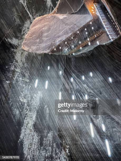 futuristic lights hanging from the ceiling of a mine or cave. symbolizing power, resources and technology in a near future - tiefgang stock-fotos und bilder