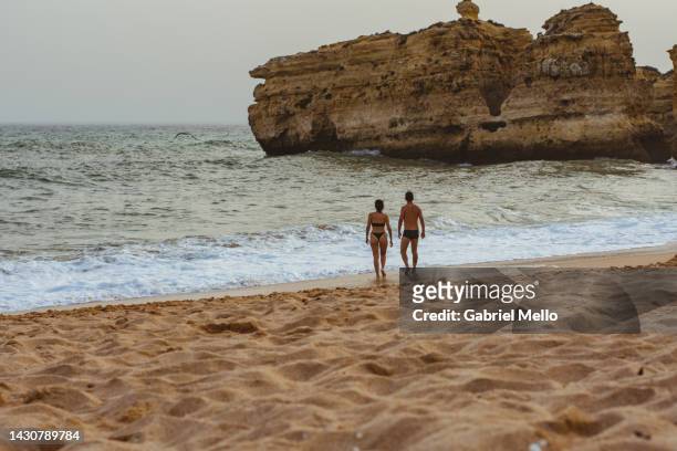 friends spending time at the beach in algarve - albufeira beach stockfoto's en -beelden