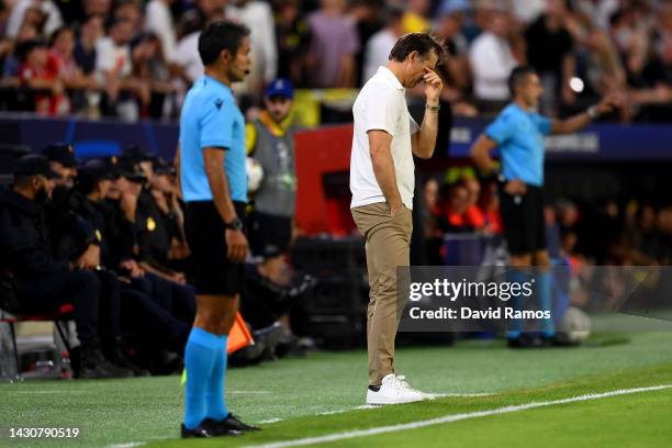 Julen Lopetegui, Head Coach of Sevilla FC looks dejected after Karim Adeyemi of Borussia Dortmund scores their team's third goal during the UEFA...