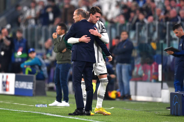 Massimiliano Allegri, Head Coach of Juventus interacts with Duaan Vlahovic of Juventus during the UEFA Champions League group H match between...