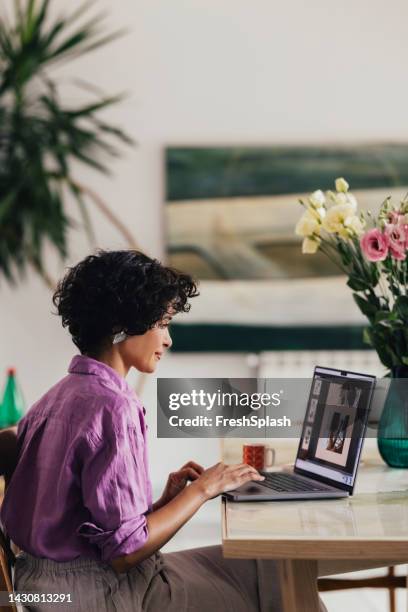 uma empresária feliz trabalhando em casa em seu computador - roxo - fotografias e filmes do acervo