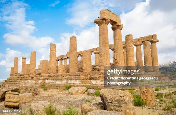 temple of hera, the greek ruins in the ancient valle dei templi (valley of the temples), agrigento, sicily, italy - agrigento stockfoto's en -beelden