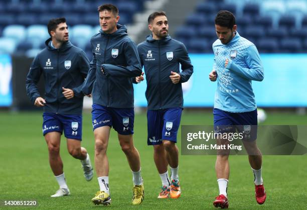 Joe Lolley warms up with team mates during a Sydney FC A-League training session at Allianz Stadium on October 06, 2022 in Sydney, Australia.