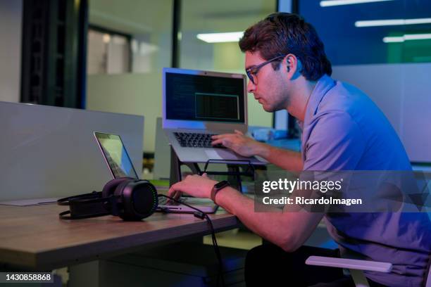 junger programmieringenieur arbeitet an der entwicklung von codes für ein neues projekt - büro und wolke stock-fotos und bilder