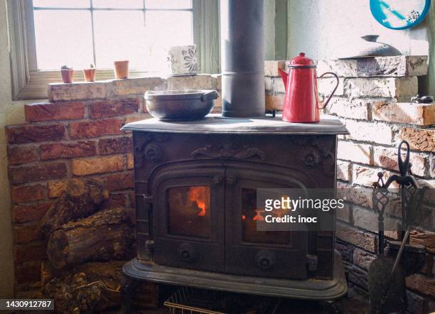 wood-burning stove - wood burning stove stock-fotos und bilder