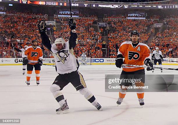 Steve Sullivan of the Pittsburgh Penguins scores a powerplay goal at 10:55 of the second period against the Philadelphia Flyers in Game Four of the...