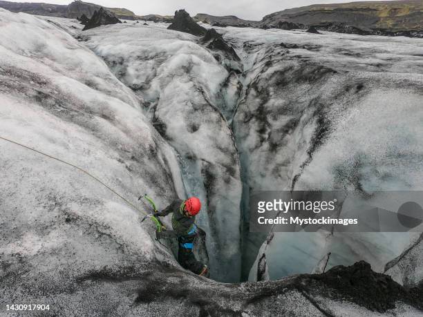entrenamiento de montañeros para rescate de grietas glaciares - crevasse fotografías e imágenes de stock