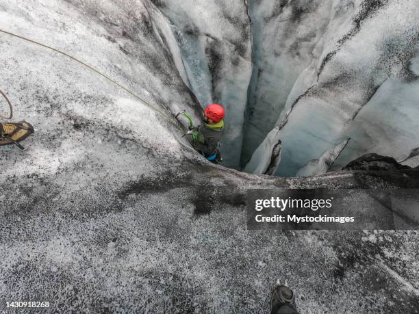formation d’alpiniste pour le sauvetage des crevasses glaciaires - rope high rescue photos et images de collection