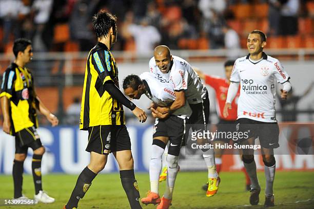 Liedson of Corinthians celebrates with team mates after scoring against Deportivo Táchira during a match as part of Santander Libertadores Cup 2012,...
