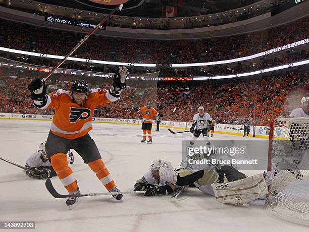 Jakub Voracek of the Philadelphia Flyers scores a powerplay goal at 15:52 of the first period against the Pittsburgh Penguins in Game Four of the...