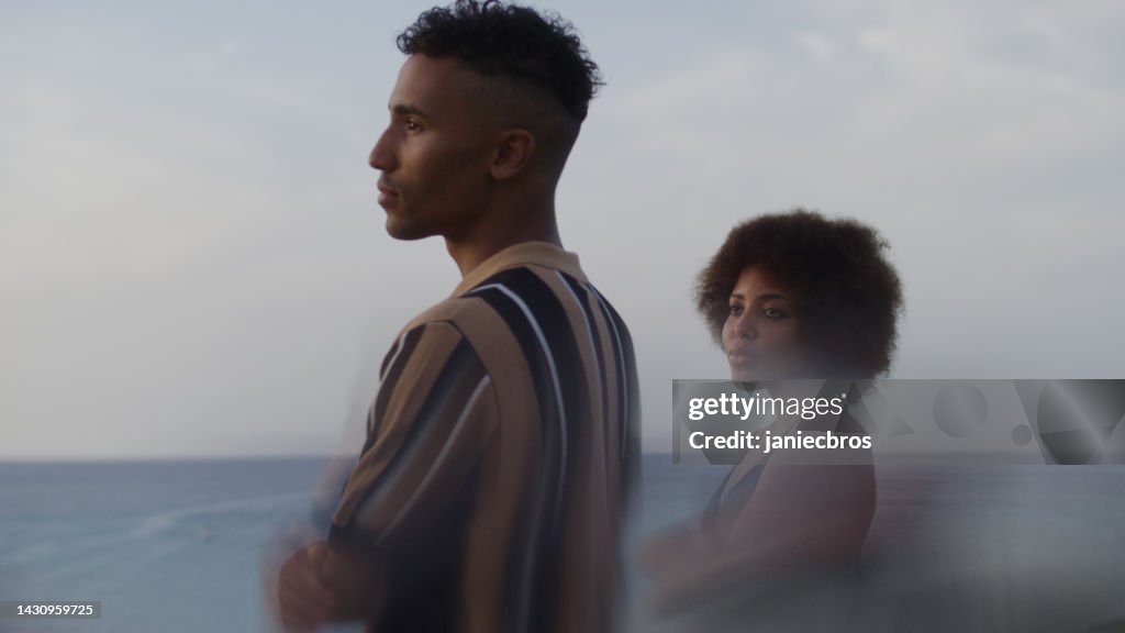 Junges afrikanisches Paar mit Streitmoment. Hintergrund im Querformat.