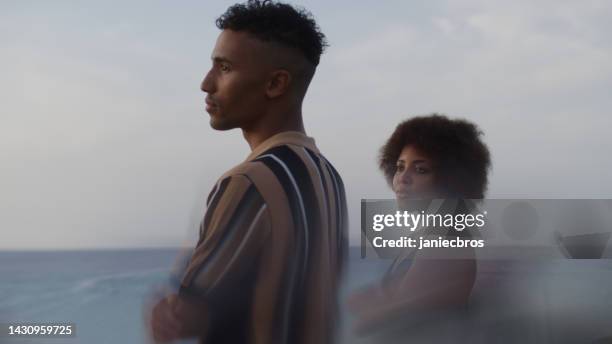 young african couple having arguing moment. landscape background. - arguing photos 個照片及圖片檔