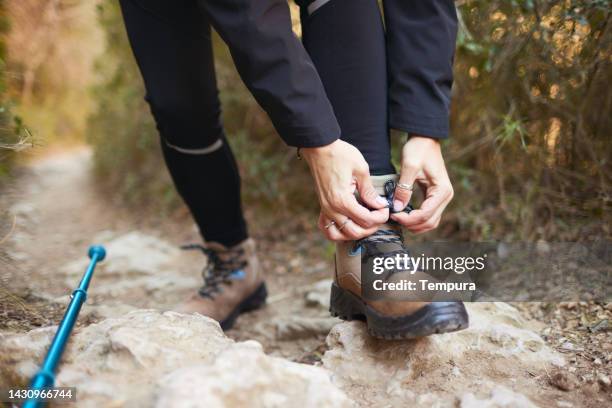 bottes de trekking et bâton, se préparer pour une randonnée. - hiking pole photos et images de collection