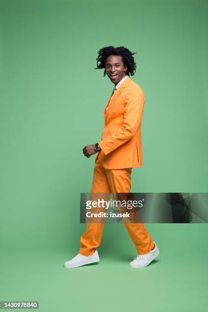 porträt des aufgeregten eleganten mannes - orange shoe stock-fotos und bilder