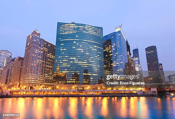 chicago river - wacker drive stockfoto's en -beelden