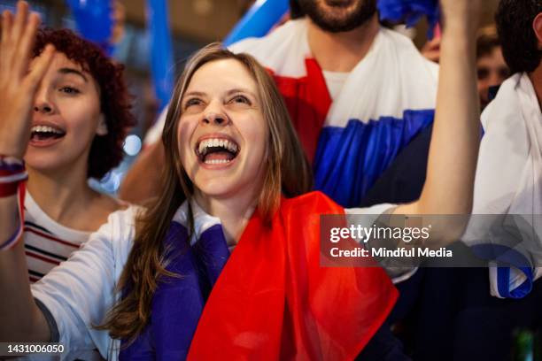 français femme célébrant les résultats d’un match de football au bar - typique de la france photos et images de collection